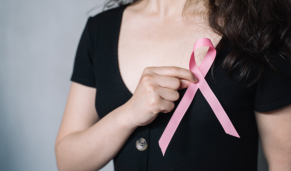 Una mujer con un lazo rosa, símbolo internacional para visibilizar y combatir el cáncer de mama.