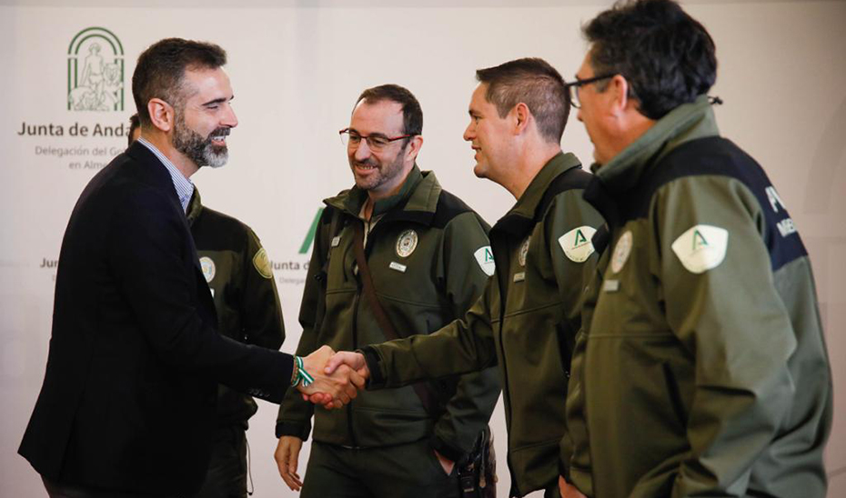 El consejero de Sostenibilidad, Ramón Fernández-Pacheco, saludando a los coordinadores de los Agentes de Medio Ambiente de Andalucía.