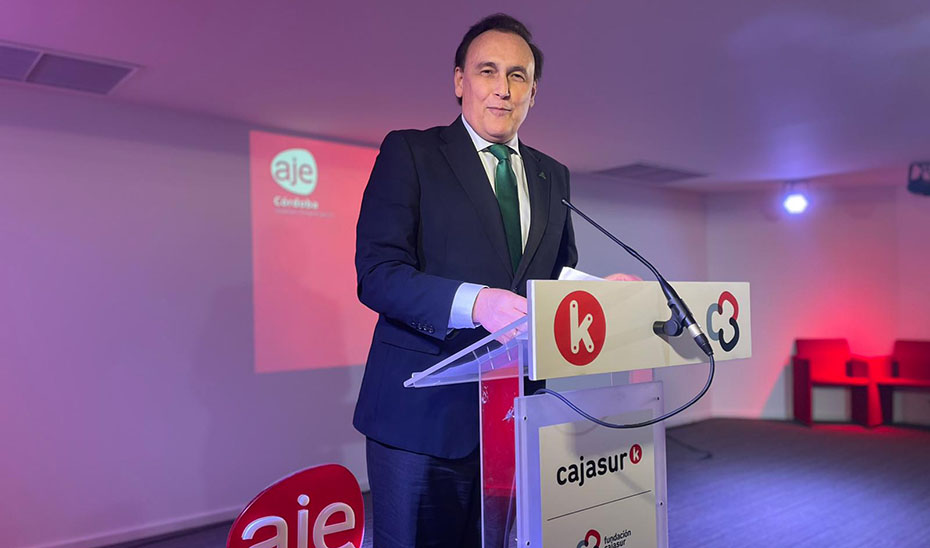 José Carlos Gómez Villamandos interviene en la asamblea electoral de AJE Córdoba.
