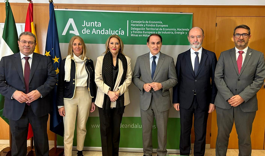 La consejera de Economía, Carolina España, durante la reunión mantenida con Garántia en Málaga.