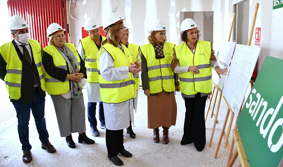 Imagen del artículo Catalina García visita las obras para renovar el área de Farmacia del Hospital Infanta Elena de Huelva
