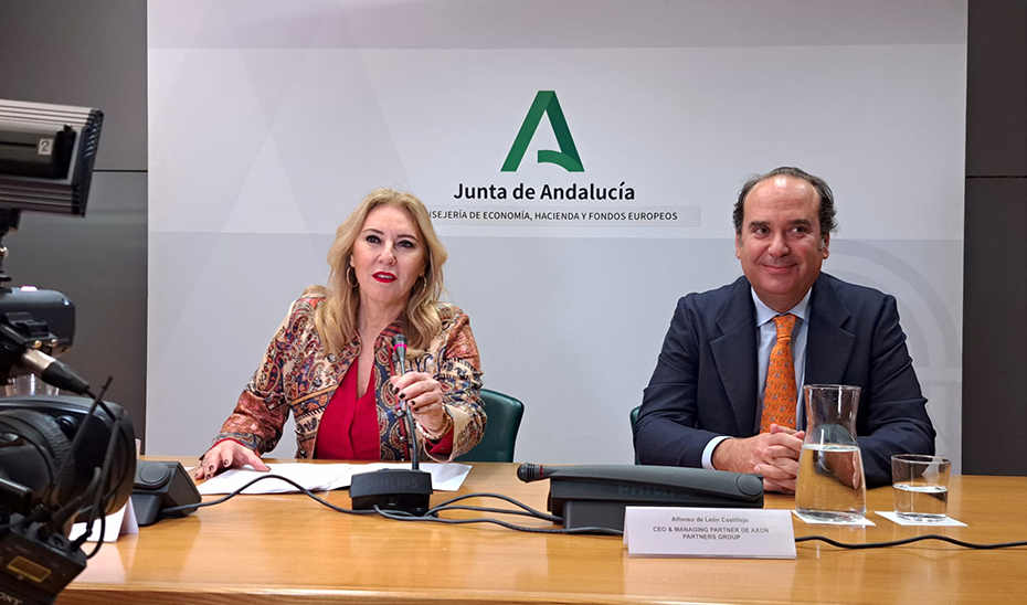 La consejera de Economía, Carolina España, durante la rueda de prensa en la que ha explicado la inversión de 35 millones de euros promovida por la Junta para la expansión empresarial. 