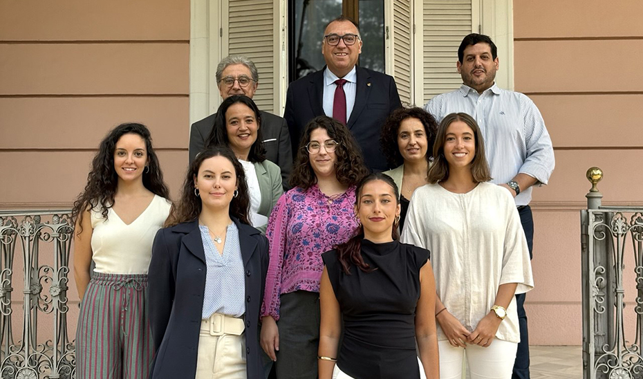 Andalucía impulsa su liderazgo europeo con diez becas dirigidas a jóvenes para formarse en acción exterior en Sevilla y Bruselas