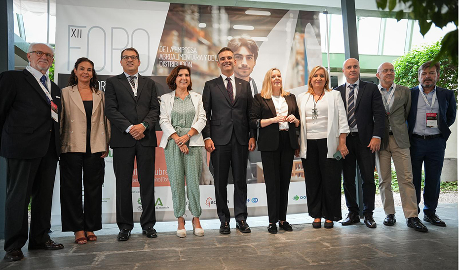 La consejera de Empleo, Rocío Blanco, y el consejero de Agricultura, Ramón Fernández-Pacheco, en la inauguración del XII Foro de la Empresa Agroalimentaria y de la Distribución Comercial denominado 'La importancia del canal mayorista en Andalucía'.