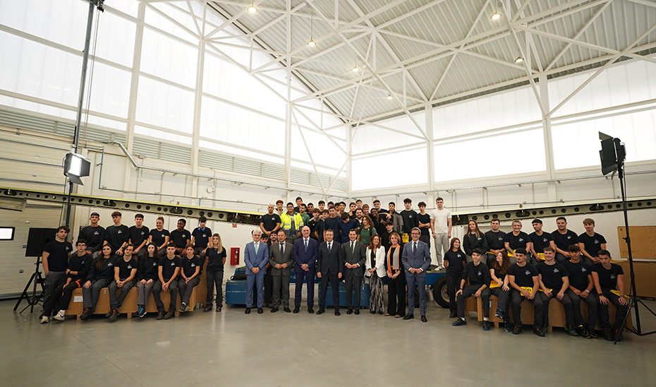 Foto de familia del presidente de la Junta y otras autoridades, en las nuevas instalaciones del centro integrado de FP en La Rinconada.