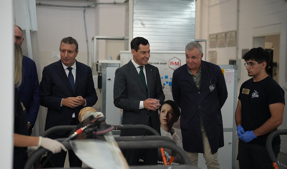 El presidente de la Junta de Andalucía contempla algunos de los equipamientos del centro.