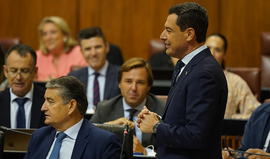 Juanma Moreno comparece en la sesión plenaria.