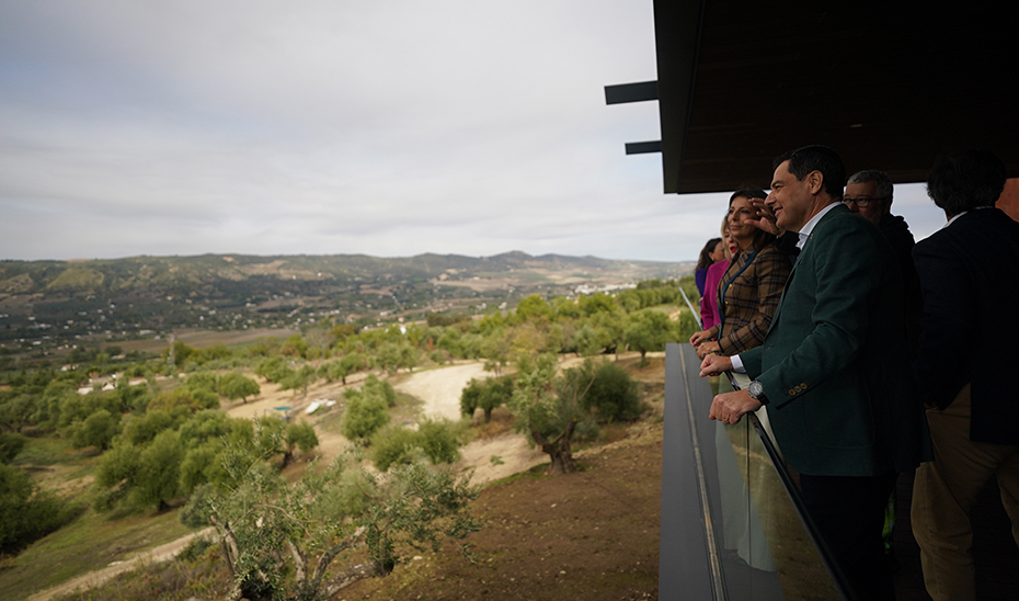 El presidente andaluz contempla las vistas desde las nuevas instalaciones ubicadas en Ronda (Málaga).