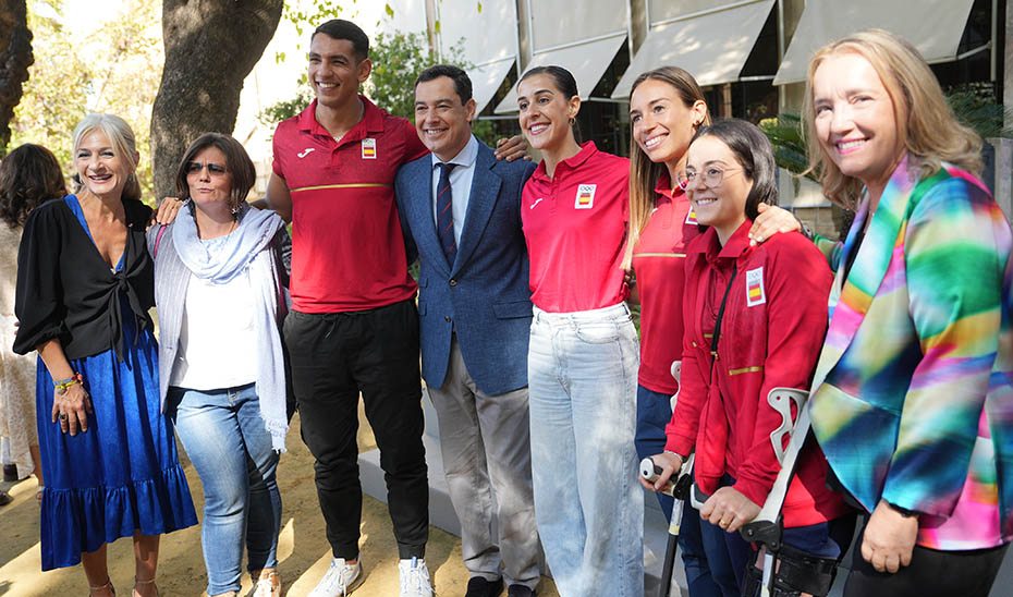 El presidente de la Junta, Juanma Moreno, y la consejera de Cultura y Deporte, Patricia del Pozo, con un grupo de participantes en el acto.
