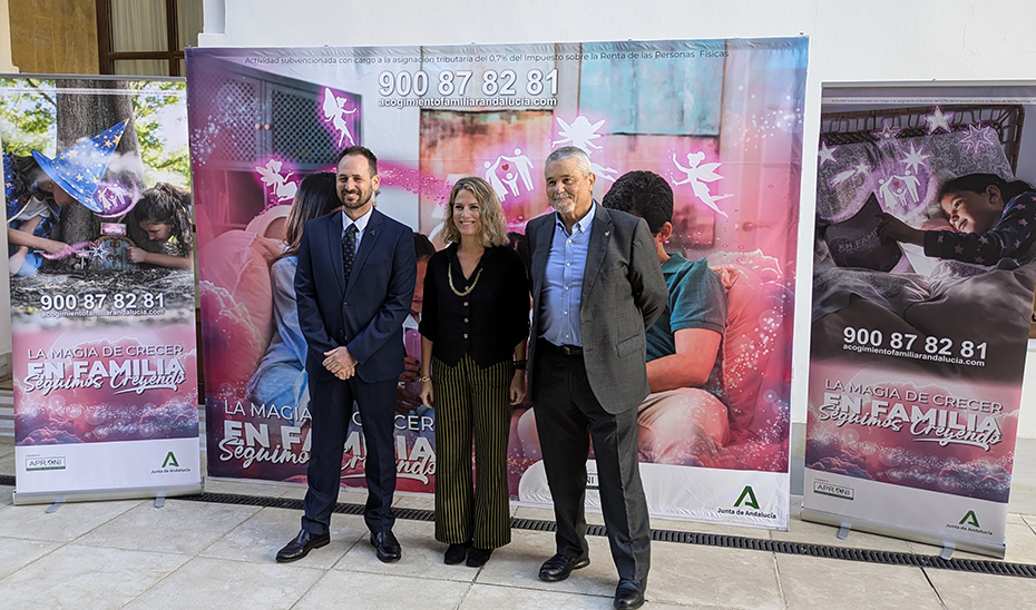 La vicepresidenta del Parlamento, Ana Mestre, entre el director general de Infancia, Francisco Mora, y el presidente de la Fundación Aproni, Juan Gabriel García Ruiz.