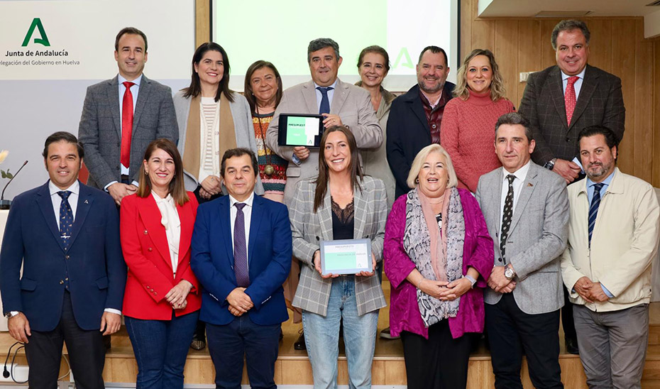 Foto de familia del acto de presentación de los Presupuestos 2025 para Huelva.