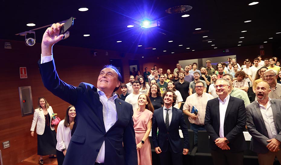 El consejero de Universidad, José Carlos Gómez Villamandos, se toma una instantánea junto a asistentes y participantes en el Hackaton NASA Space App Sevilla.
