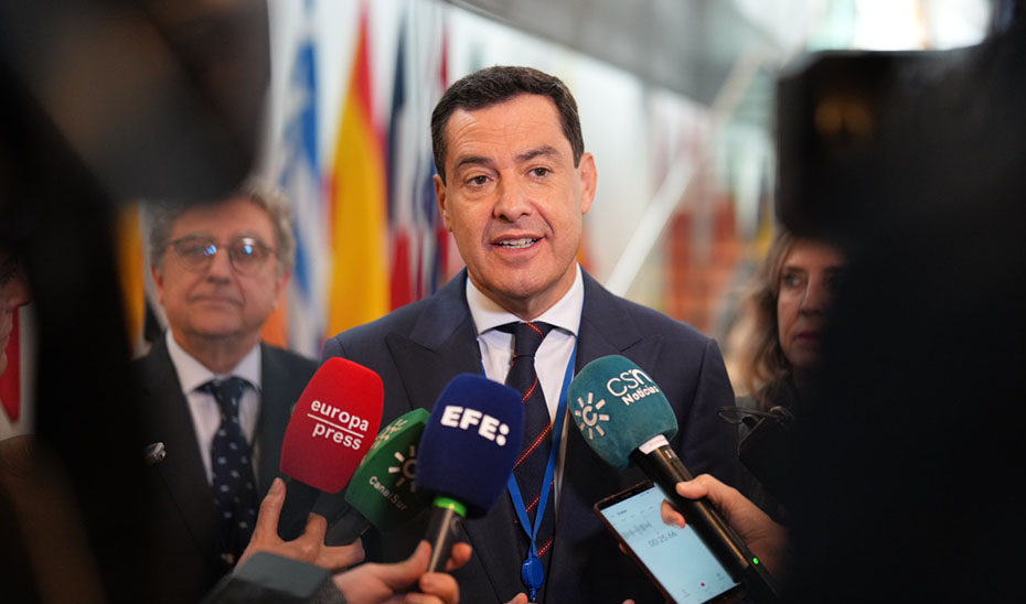 El presidente de la Junta atiende a los medios de comunicación en la sede del Comité de las Regiones en Bruselas