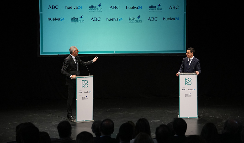 Moreno, junto al director de ABC de Sevilla, Alberto García Reyes, durante el Foro ABC Alter Enersun en Huelva.