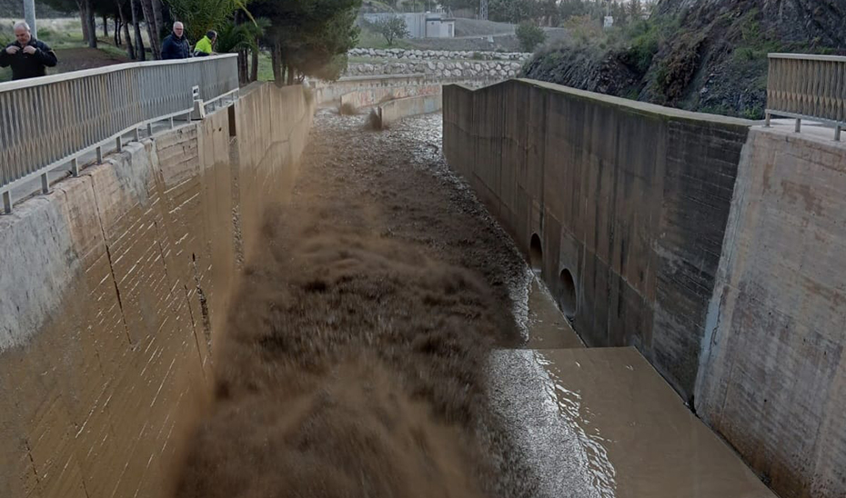 Proceso de desembalse controlado en la Presa de El Limonero, en Málaga.