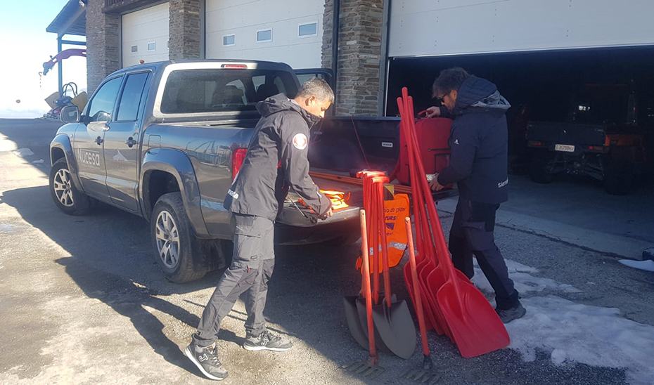 Socorristas del Servicio de Pistas de Sierra Nevada preparan el material antes de partir hacia Paiporta (Valencia).