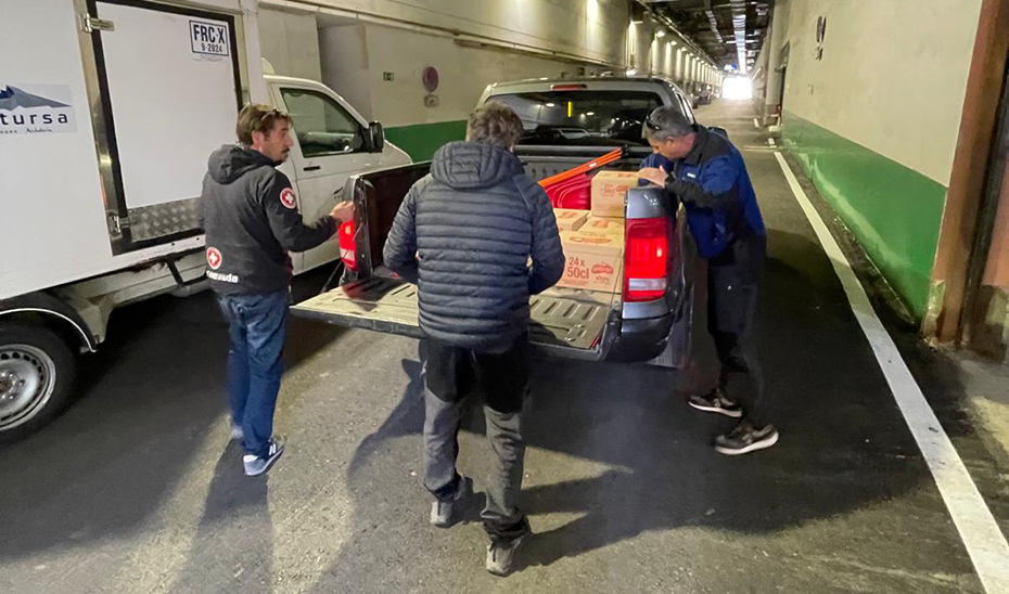Tres socorristas preparan los vehículos antes de partir hacia Paiporta (Valencia).