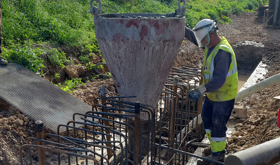 Un operario de las obras de la Línea 3 de Metro de Sevilla realiza la tarea de hormigonado posterior a la labor de la pantalladora.