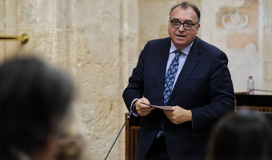 El consejero de Turismo y Andalucía Exterior, Arturo Bernal, durante su intervención en el pleno del Parlamento de Andalucía.
