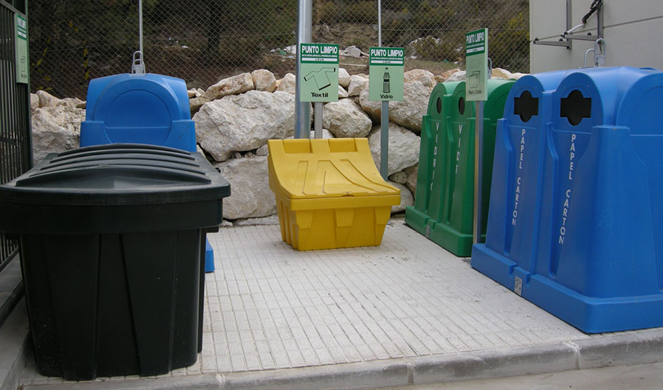 
			      Puntos limpios en un municipio andaluz.			    
			  