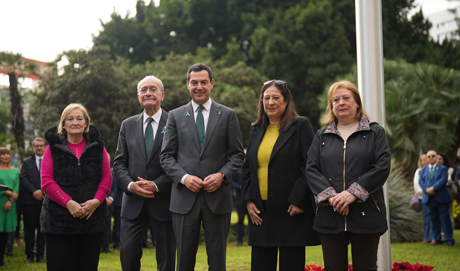 El presidente de la Junta, Juanma Moreno, y el alcalde de Málaga, Francisco de la Torre, junto a las hermanas de Manuel José García Caparrós.