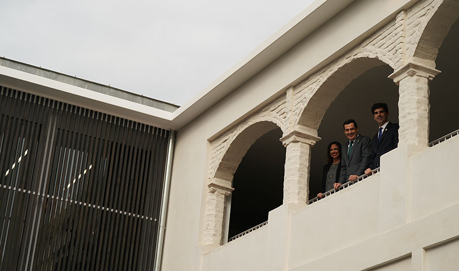 El presidente andaluz, el alcalde y la consejera de Fomento, en un momento de la visita al Hospital de la Caridad de Coín.