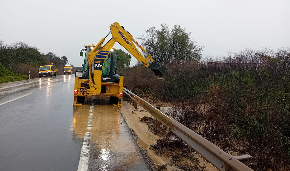 Operarios trabajan para reparar una incidencia en una vía de la red de carreteras de Andalucía.