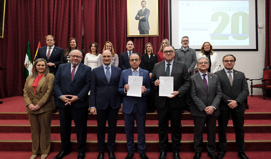 El consejero de Turismo y Andalucía Exterior, Arturo Bernal, tras la firma del Protocolo General de Actuación para el funcionamiento de la Red de Información Europea de Andalucía.