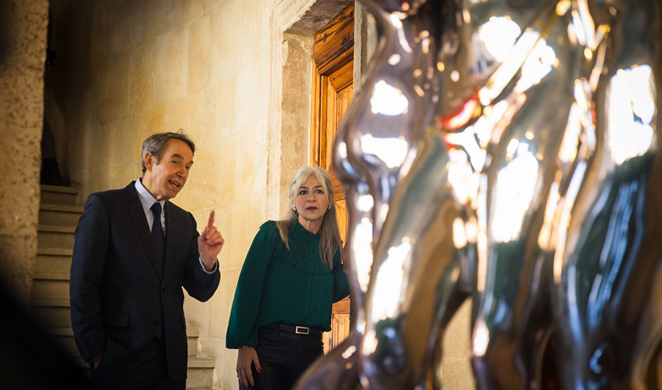 La consejera Patricia del Pozo, en un momento de su visita a la exposición 'Reflejos. Picasso/Koons en la Alhambra'.
