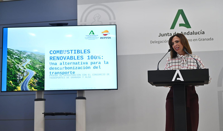 La consejera de Fomento, Rocío Díaz, ha intervenido en la presentación del proyecto piloto de energía renovable del Consorcio de Transportes Metropolitano del Área de Granada en la línea de Atarfe.