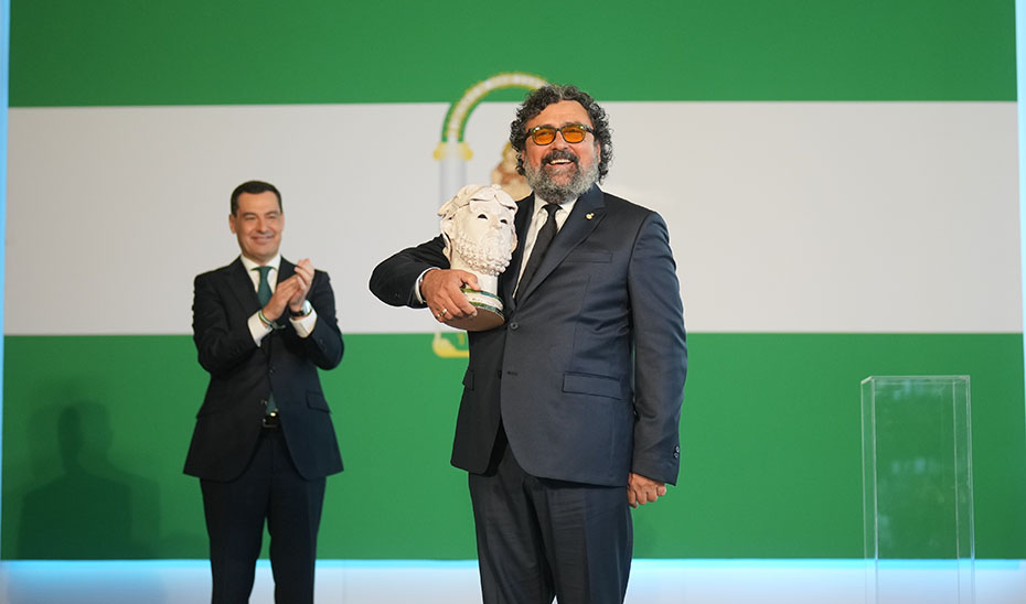 El actor andaluz Paco Tous posa con el busto de Hércules que le entregó Juanma Moreno.