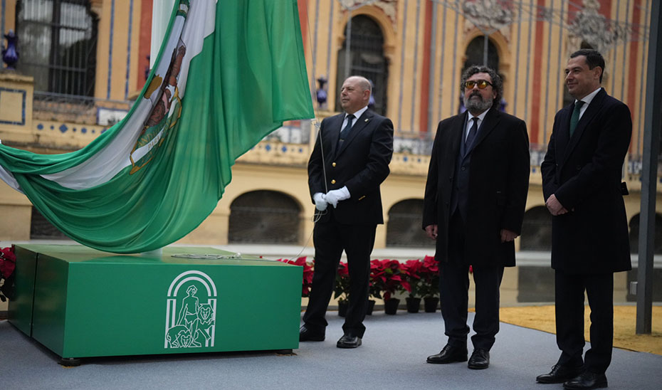 Juanma Moreno y Paco Tous, justo antes del momento de izado de la bandera.