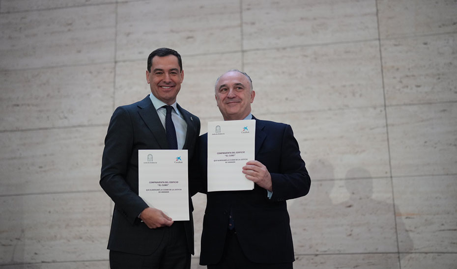 El presidente de la Junta, Juanma Moreno, y el director de La Caixa en Andalucía, Juan Ignacio Zafra, muestran el contrato de compraventa del edificio El Cubo de Granada.