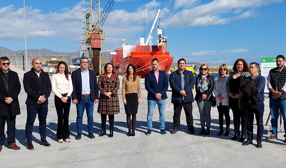 La consejera de Agricultura, Carmen Crespo, ha visitado el puerto de Carboneras junto al alcalde del municipio, Felipe Cayuela, y la presidenta de la Autoridad Portuaria de Almería (APA), Rosario Soto. 