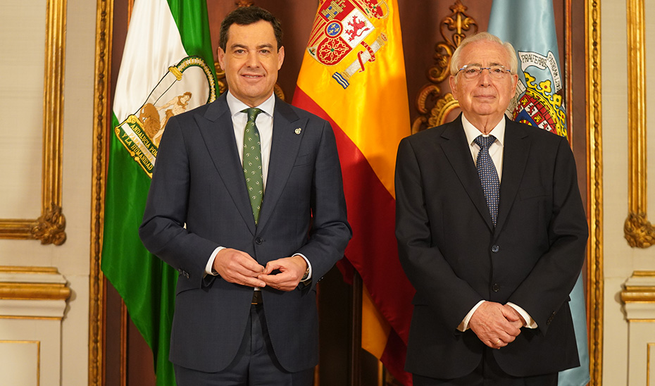 Juanma Moreno y Juan José Imbroda posan tras la firma del protocolo.