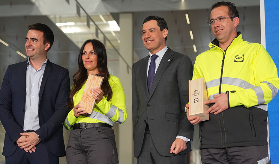 El presidente andaluz y el director general de Lidl, junto a dos trabajadores de la nueva plataforma logística.