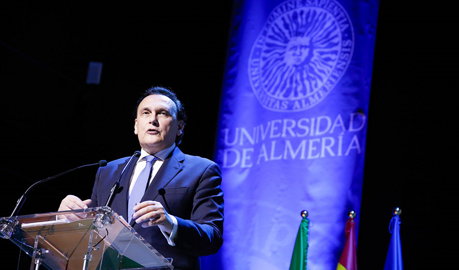 El consejero de Universidad, José Carlos Gómez Villamandos, durante su intervención durante la investidura del rector de la UAL.