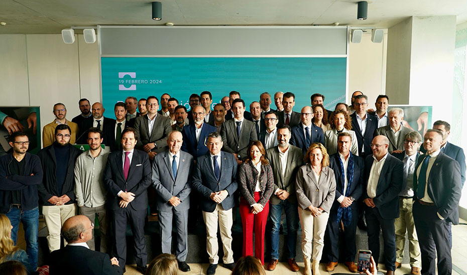 El consejero de la Presidencia, Antonio Sanz, junto al resto de asistentes a la presentación en Málaga del Clúster de Ciberseguridad.