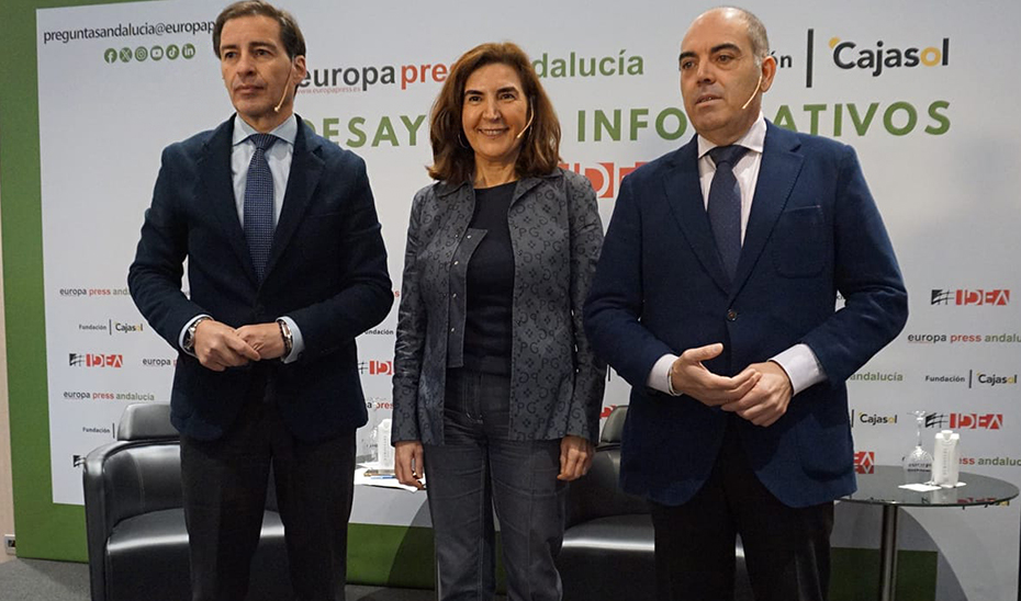 La consejera Rocío Blanco, junto al presidente de ATA, Lorenzo Amor, y el delegado de Europa Press Andalucía, Francisco Morón.