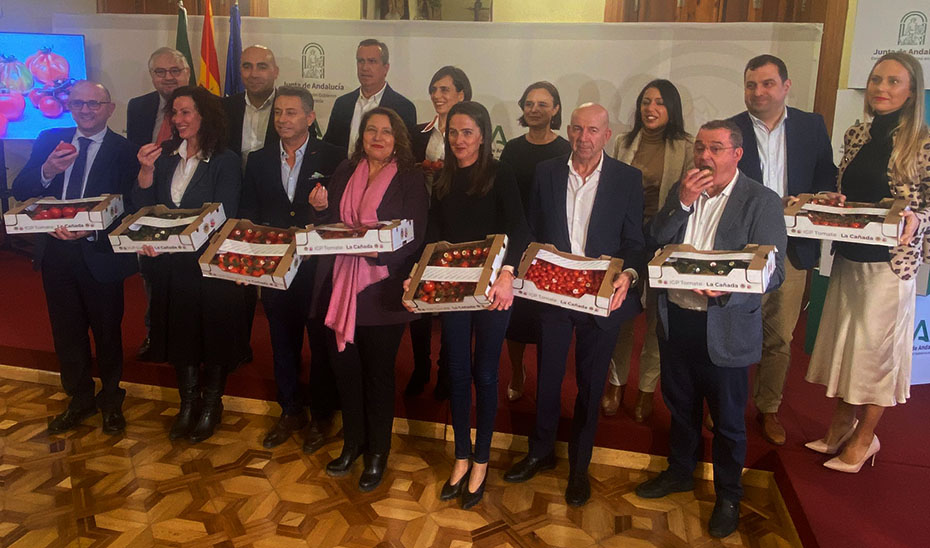 Imagen del artículo Carmen Crespo avala la excelencia del tomate andaluz en el impulso a la IGP Tomate La Cañada
