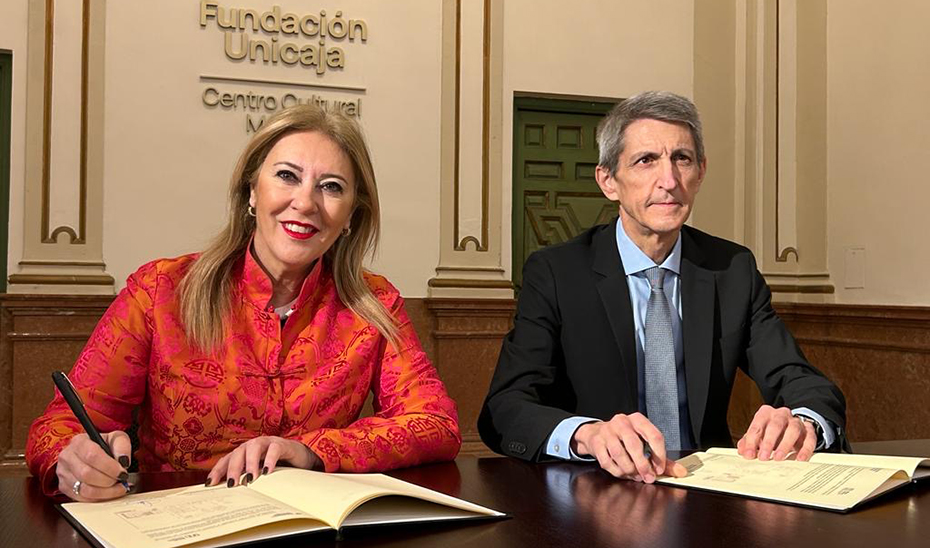 La consejera de Economía y presidenta de Málaga TechPark, Carolina España, y el presidente de la Fundación Bancaria Unicaja, José Manuel Domínguez, durante la firma del convenio de colaboración.