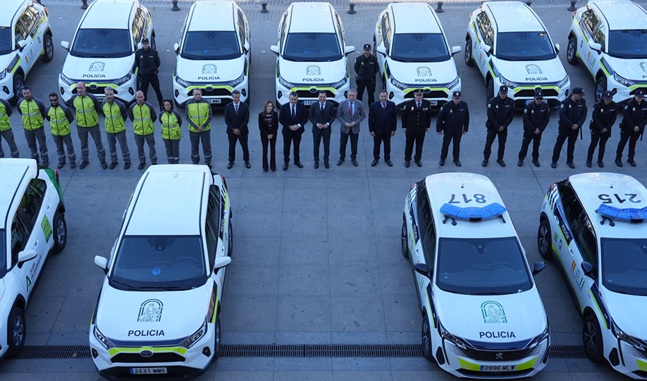 Imagen del artículo Juanma Moreno presenta los nuevos vehículos de la Unidad de Policía Adscrita y Protección Civil