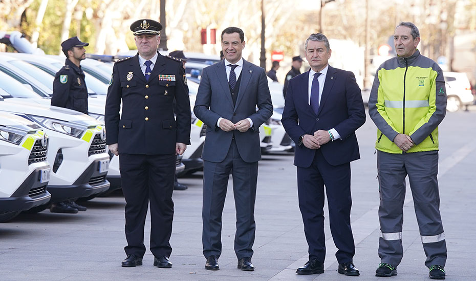 Juanma Moreno y Antonio Sanz, junto a los responsables de la Unidad de Policía Adscrita y de Protección Civil en Andalucía.