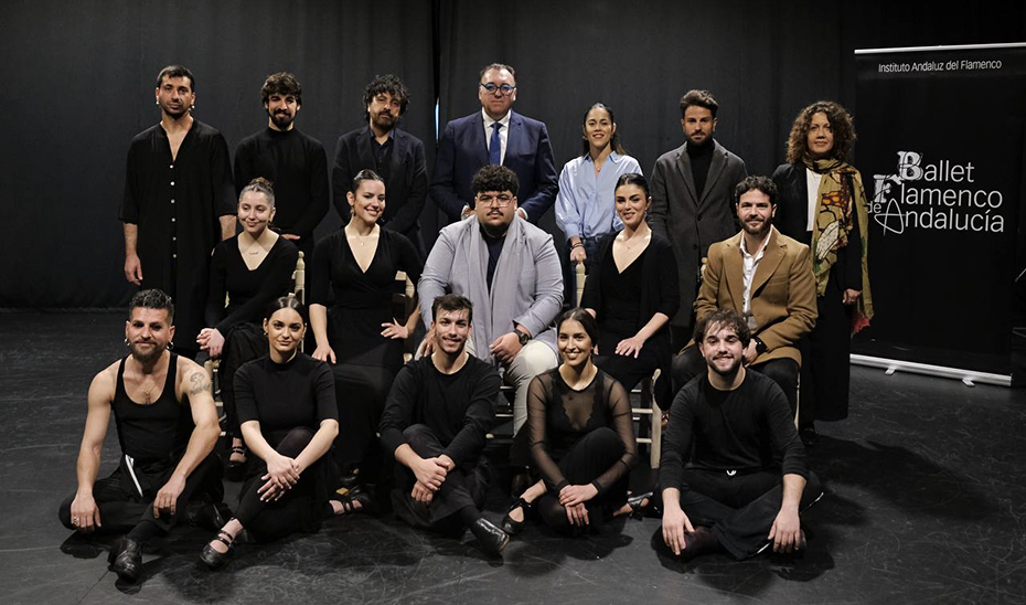 El consejero de Turismo, Cultura y Deporte, Arturo Bernal, con el nuevo elenco del Ballet Flamenco de Andalucía, en el acto de presentación.