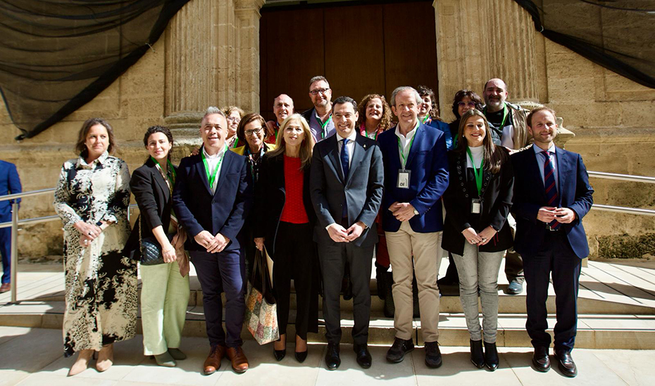 El presidente de la Junta de Andalucía, Juanma Moreno, junto a las consejeras de Desarrollo Educativo y Formación Profesional, Patricia del Pozo y de Salud y Consumo, Catalina García, el alcalde de Andújar y representantes de la comunidad educativa del Conservatorio Juan de Castro de Andújar (Jaén).