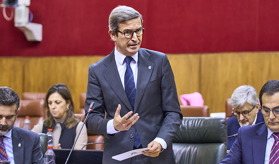 El consejero Jorge Paradela responde a las preguntas de los grupos parlamentarios en el Pleno de la Cámara autonómica.