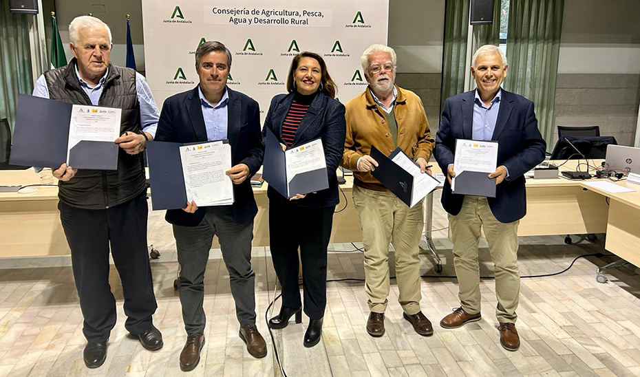 Carmen Crespo, con los representantes de la organizaciones agrarias, tras el acuerdo sobre las alegaciones conjuntas al Pepac del Gobierno de España.