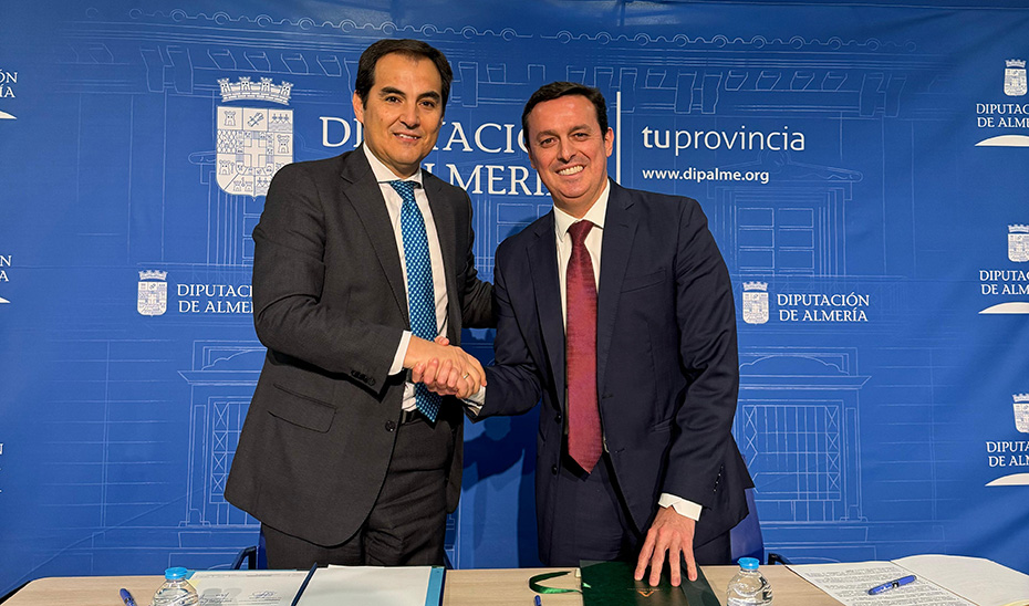 El consejero de Justicia, Administración Local y Función Pública, José Antonio Nieto, y el presidente de la Diputación de Almería, Javier Aureliano García, tras la firma del convenio.
