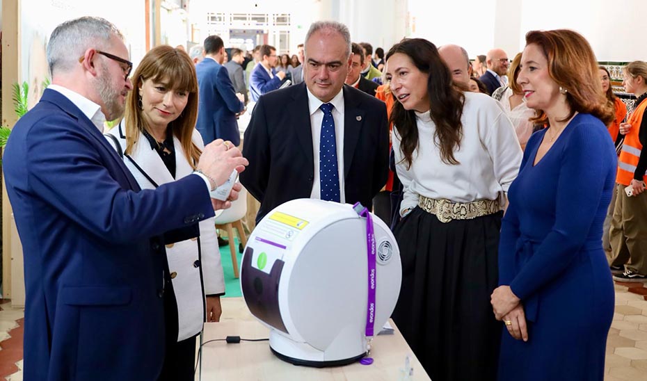 Un momento de la visita de Loles López a Tecnosocial Andalucía.