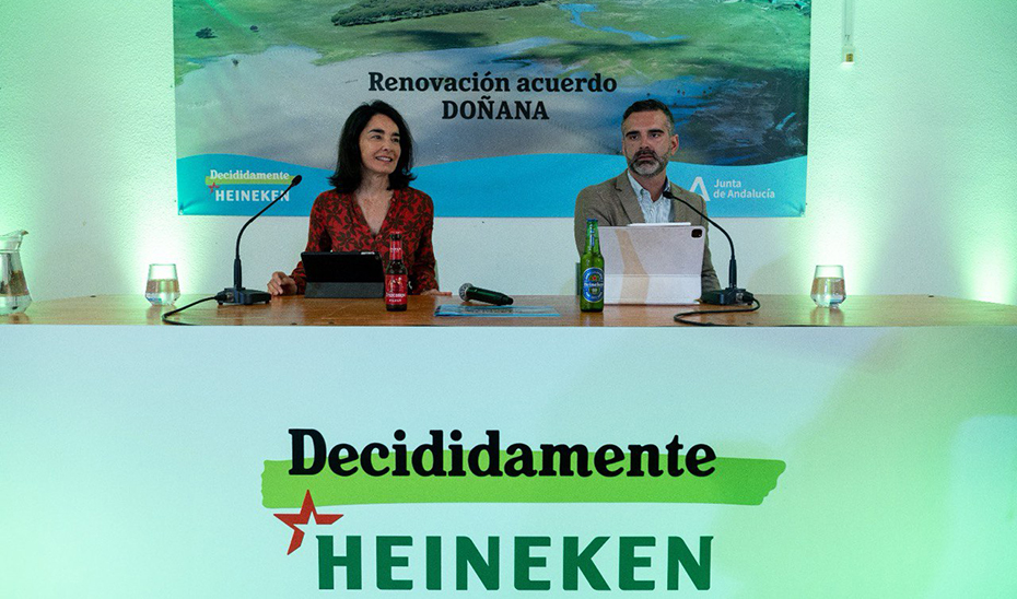 El consejero de Sostenibillidad, Ramón Fernández-Pacheco, junto a la directora de Asuntos Corporativos de Heineken España, Carmen Ponce.